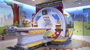 Imágen de una máquina para hacer tomografías con decoración de motivos infantiles.