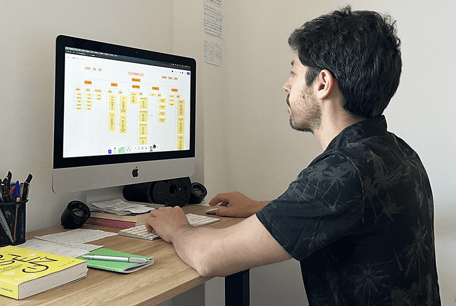 La imágen principal de la página: sobre mí justamente me muestra a mí trabajando en mi despacho