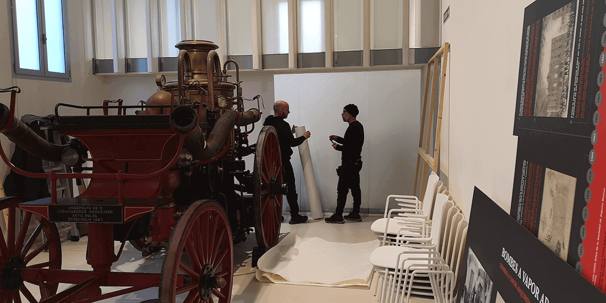 Equipo técnico trabajando durante el montaje del rediseño de la exposición museográfica.