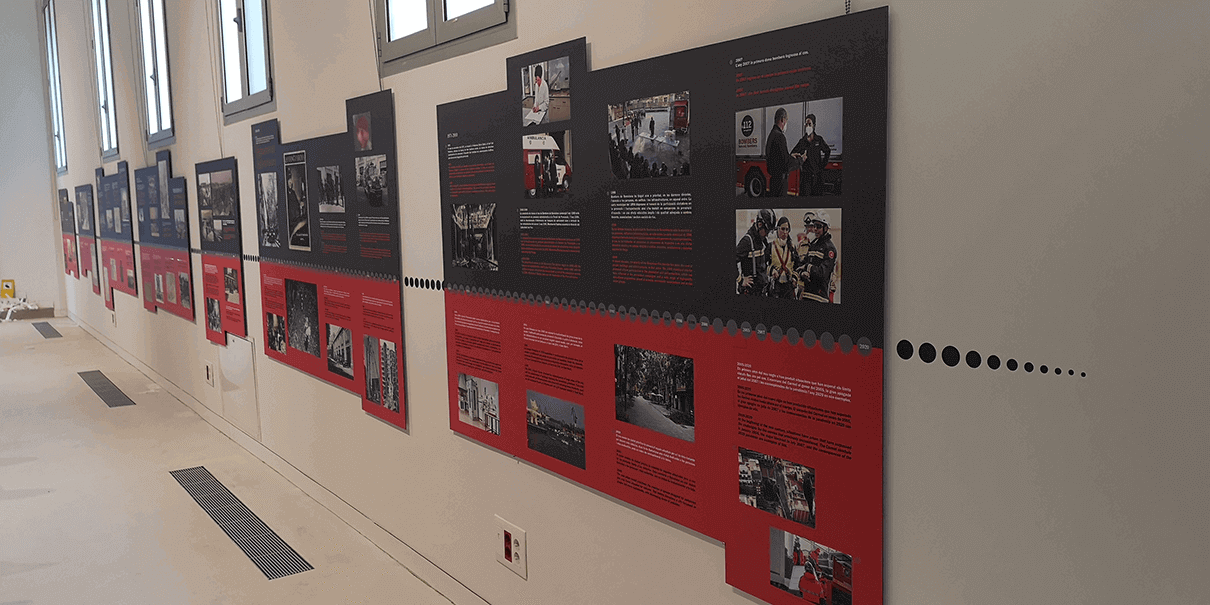 Muro expositivo con contenido gráfico y textual del proyecto museográfico Espai Bombers.