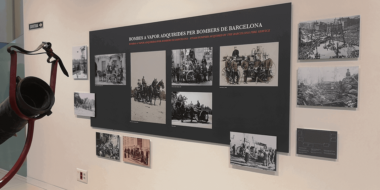 Panel central con fotografías antiguas de bomberos y bombas de vapor.