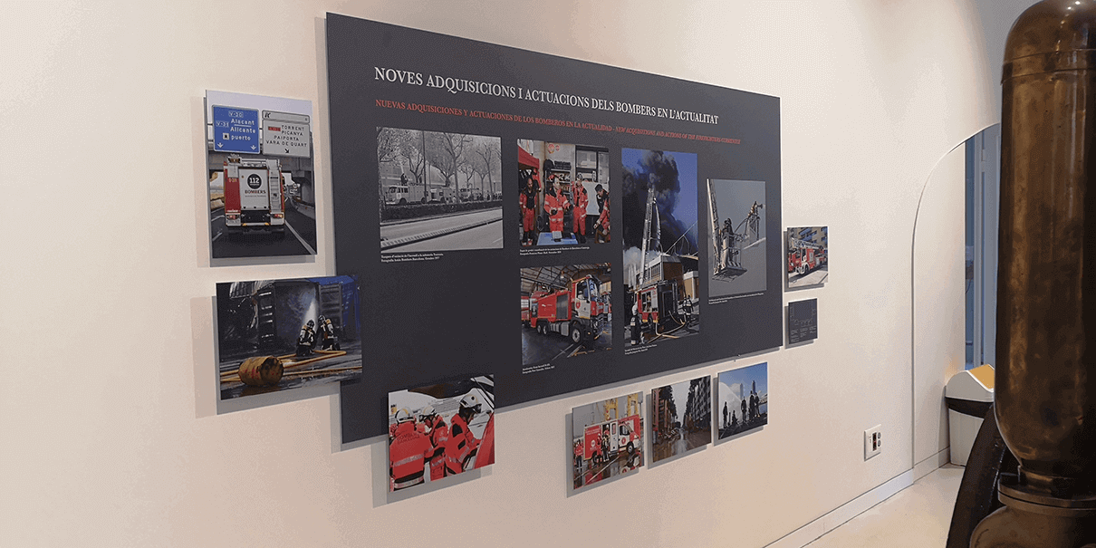 Exposición museográfica con imágenes de actuaciones recientes del cuerpo de bomberos.