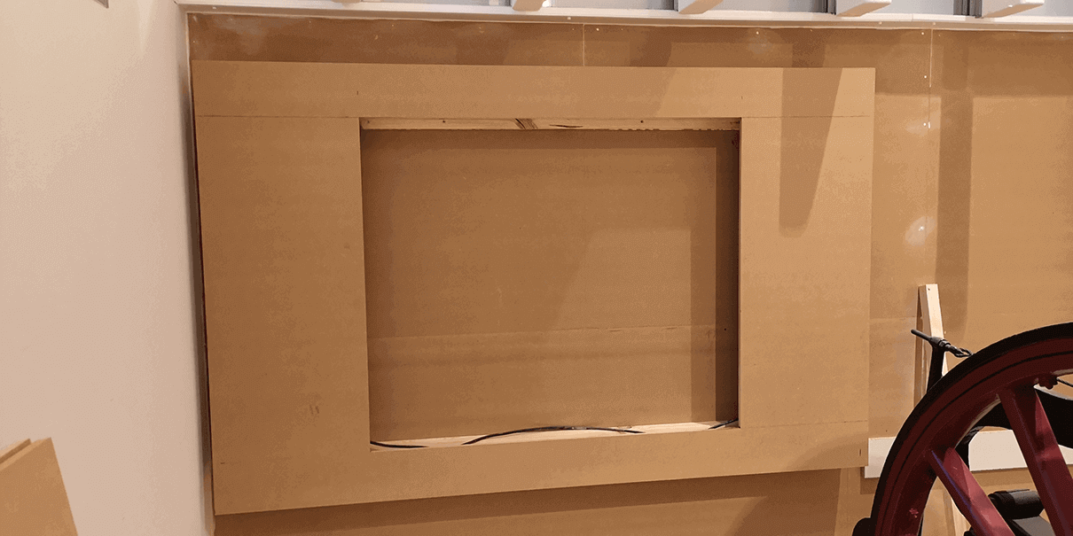Mobiliario de la exposición en construcción