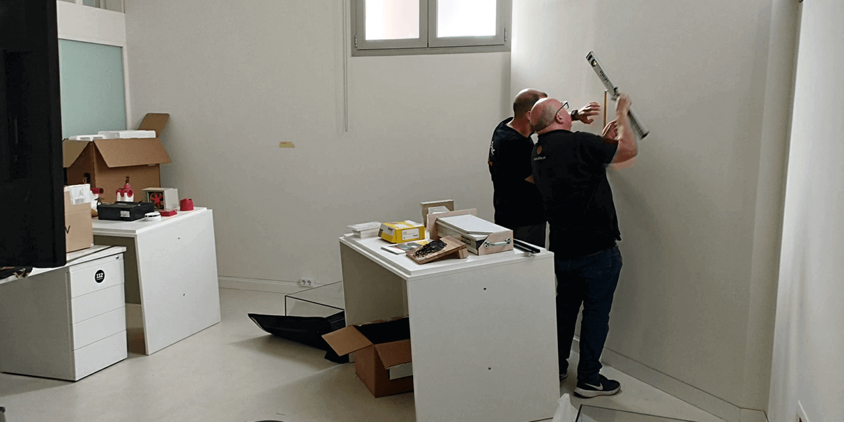 Montaje de vitrinas y pantallas a medida dentro del proyecto de rediseño museográfico.